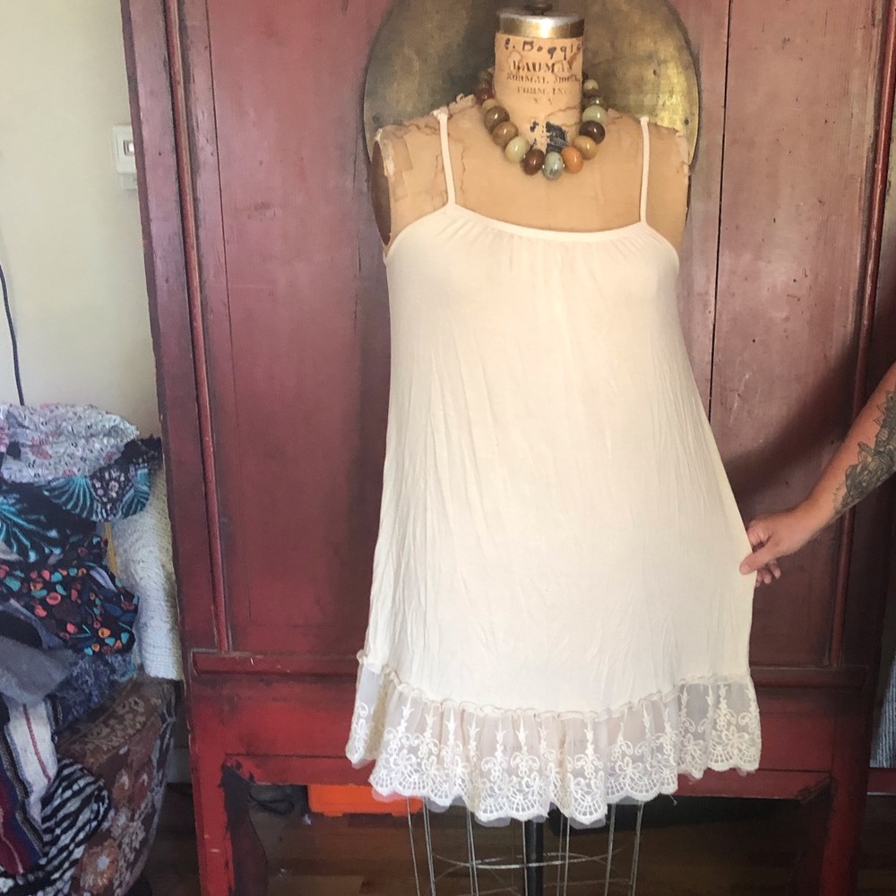 Layering lace slip extender tank